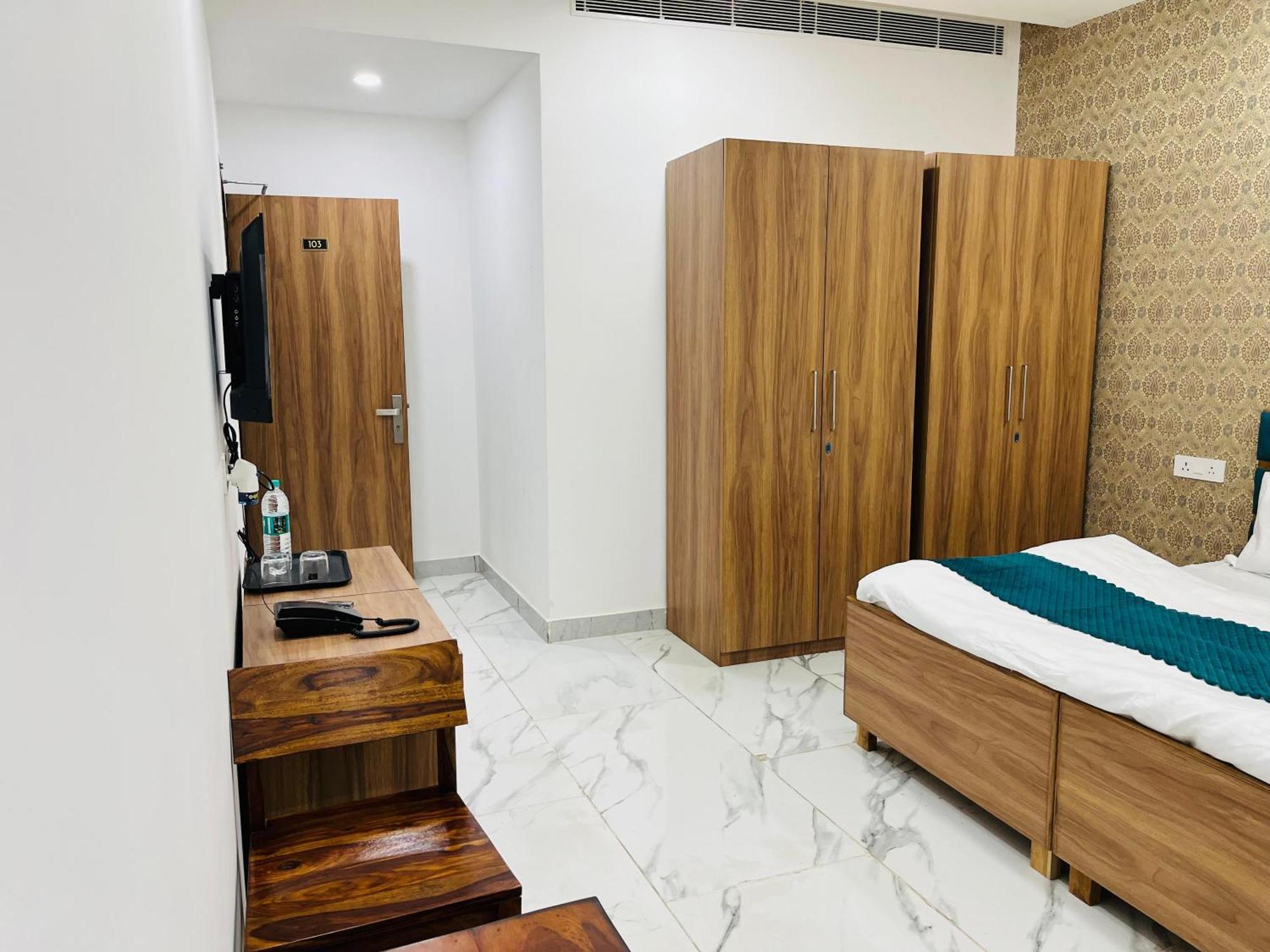 Townhouse Happy Habitat Guest House 大诺伊达 外观 照片