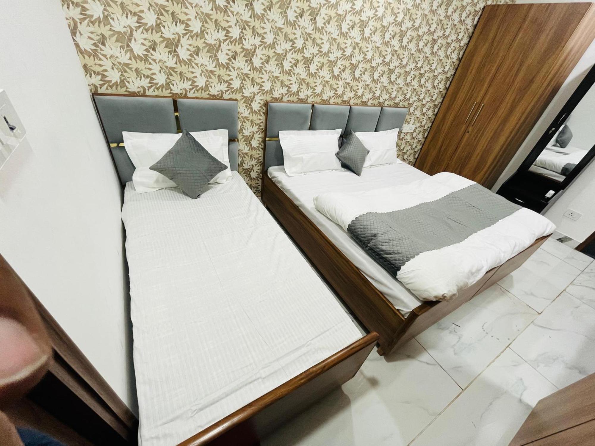 Townhouse Happy Habitat Guest House 大诺伊达 外观 照片