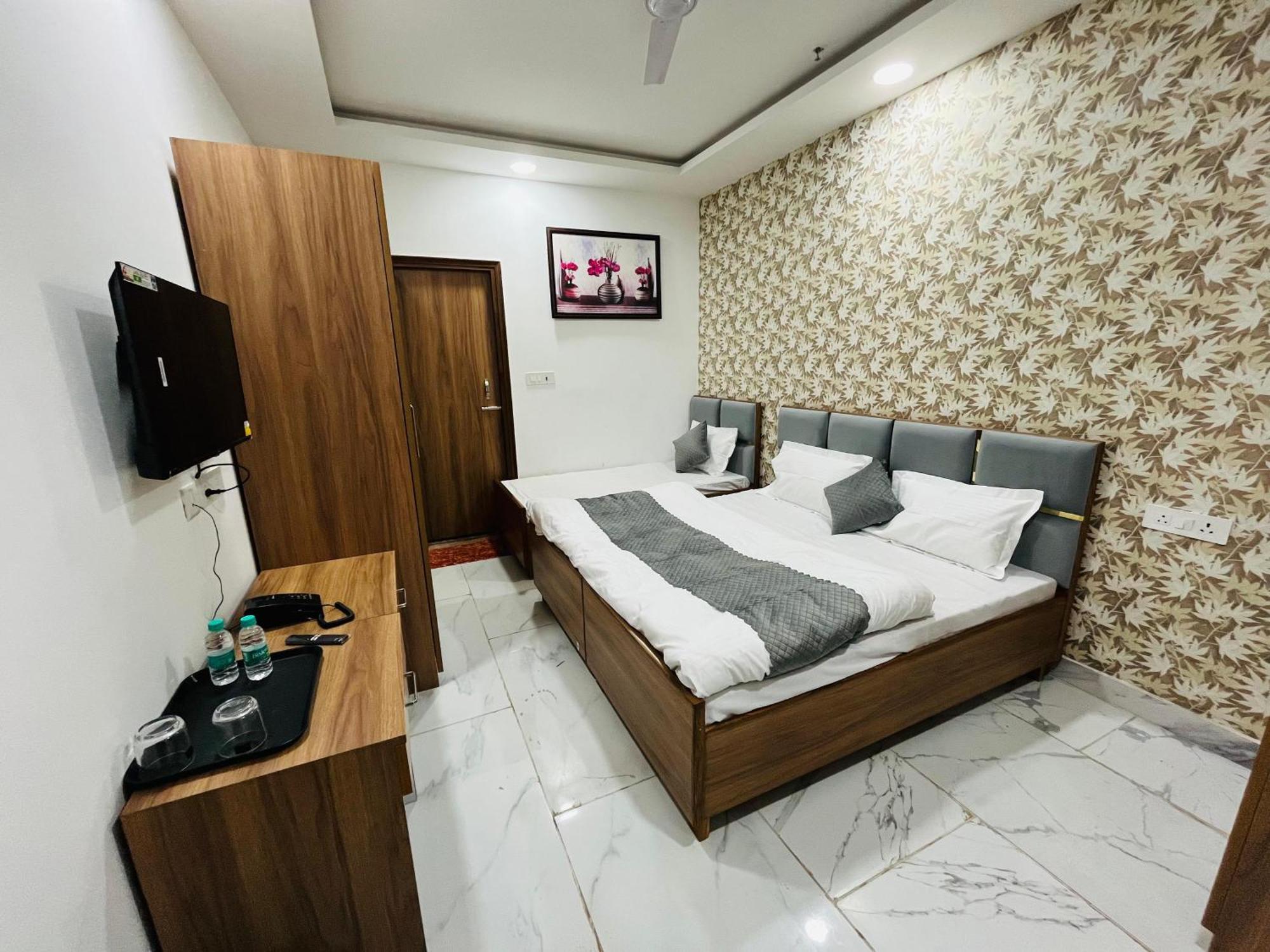 Townhouse Happy Habitat Guest House 大诺伊达 外观 照片