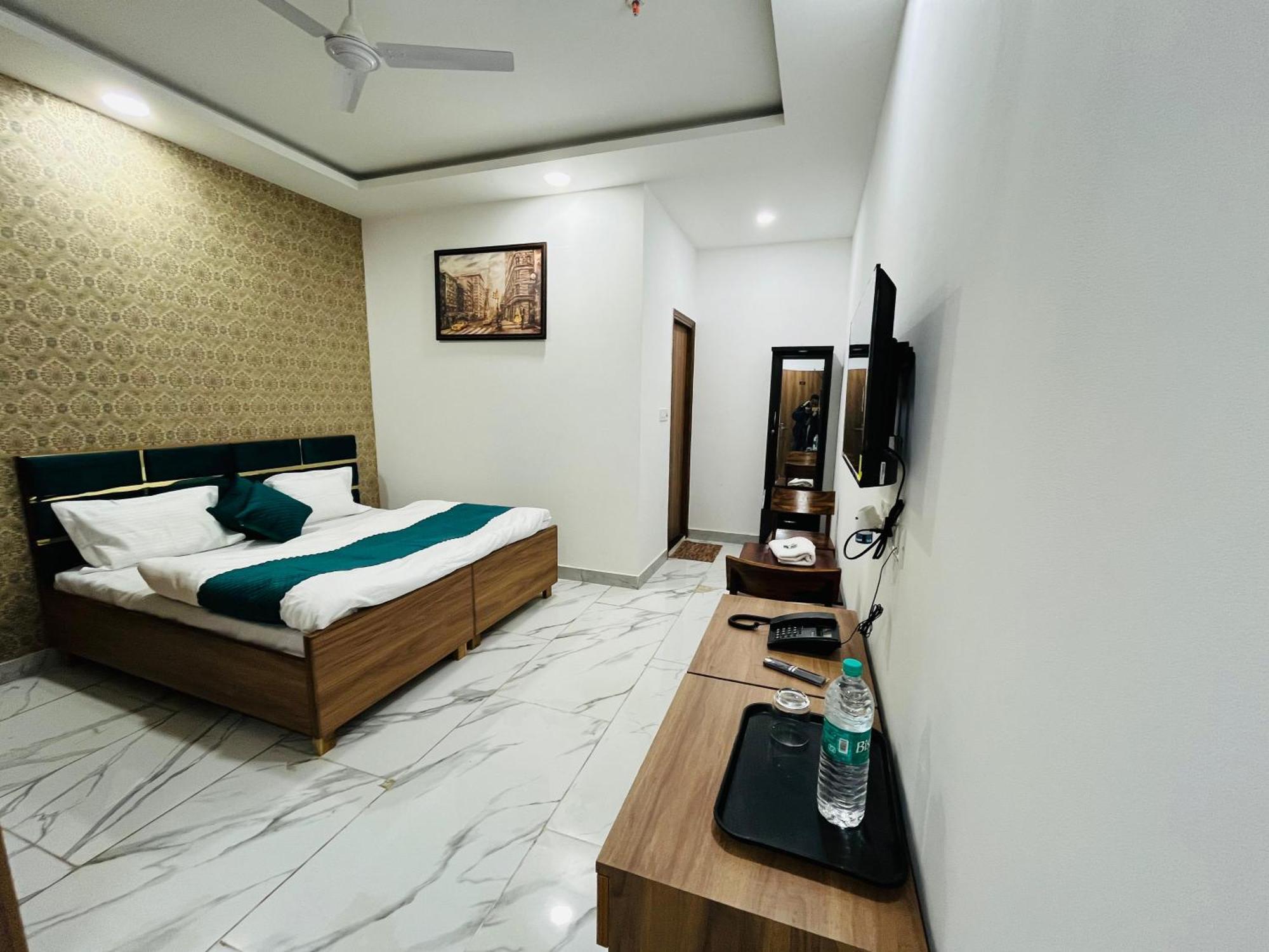 Townhouse Happy Habitat Guest House 大诺伊达 外观 照片